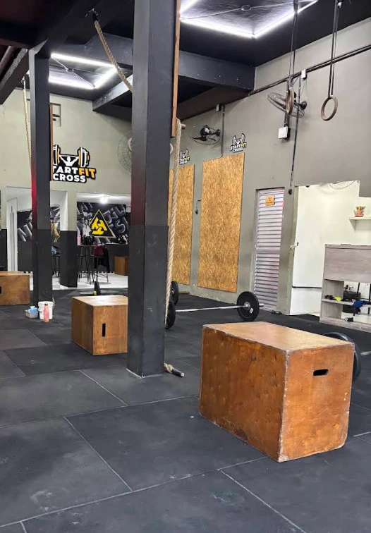 Box StartFit com barras, argolas e caixas de salto