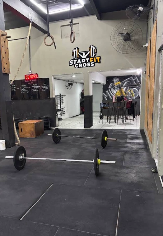 Equipamentos e área de treino da StartFit Cross